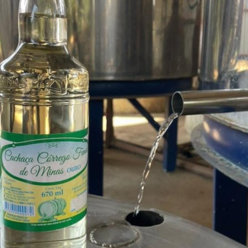 Lei estadual traz otimismo e cautela para produtores de cachaça mineira
